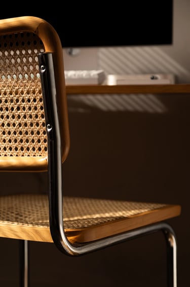 Makrofotografia mebli: faktura plecionki wiedeńskiej i ostre światło.