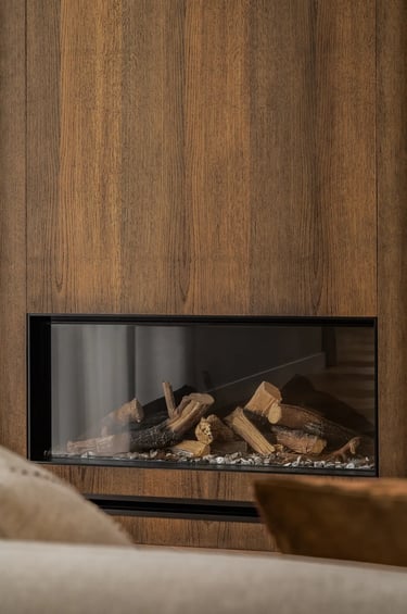 Fotografia architektury wnętrz: nowoczesny kominek w drewnianej zabudowie.