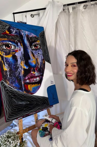 Céline Didier artiste peintre en pleine action regard vers la caméra atelier peinture contemporaine