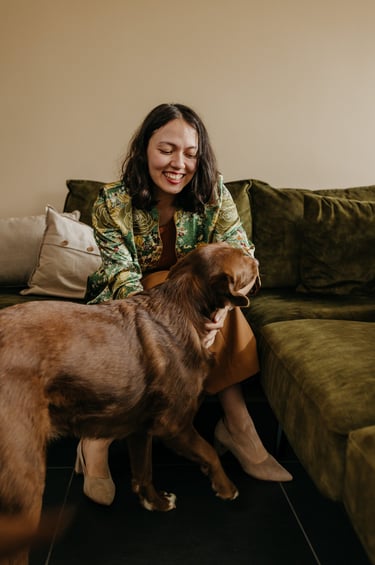 Lili Vanden Wijngaert met Misha de hond