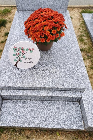ornement funéraire en mosaique faite à la main, à ma maman avec fleurs, posée sur une tombe