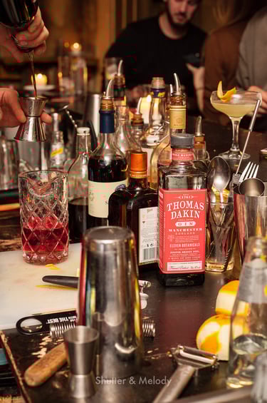 Eine Thomas-Dakin-Flasche zwischen anderen Flaschen in einer Bar.