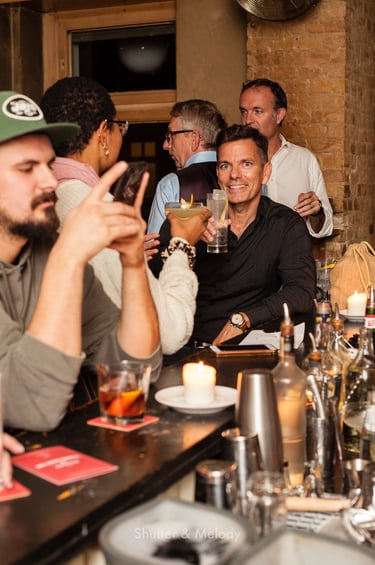 Ein Gast trinkt einen Gin Tonic im Ratzeputz.