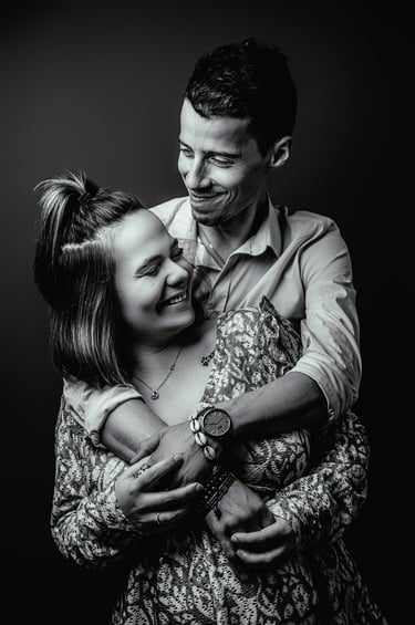 Portrait noir et blanc créée en studio photo par le photographe et vidéaste Thomas Bordas, aux portes de Pau.