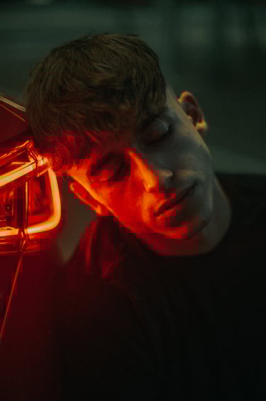 Escena en un parking oscuro con modelo y coche Seat León iluminado en rojo