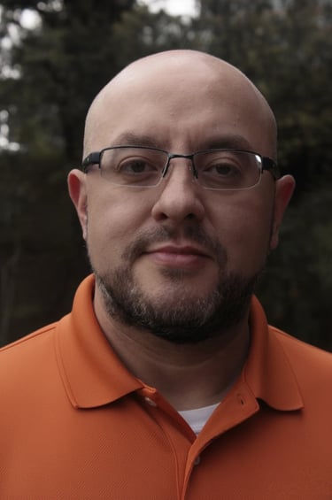Roberto, who helps travelers and professionals overcome their fear and speak Spanish with confidence.