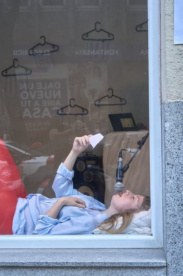 Fotografía de performance de Mireia Martínez (@mireiamartinez_actriz) sobre vínculos afectivos.