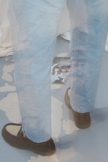 Fotografía de performance de Mireia Martínez (@mireiamartinez_actriz) sobre vínculos afectivos.