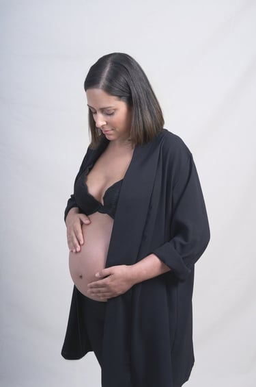 Sesión de retrato de estudio con maquillaje para embarazada, fotografías luminosas