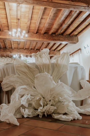 fleur en papier crépon géante décoration de mariage