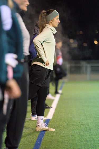lag Football Training in Zürich: Spielerin der Limmat Lightning beim Aufwärmen vor dem Training.