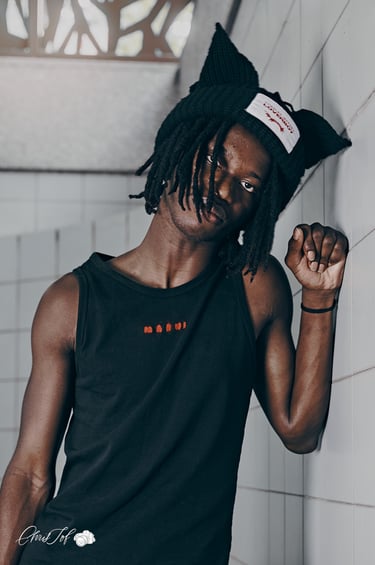 Portrait réalisé en lumière naturelle dans des escalier , style urban avec model homme 66