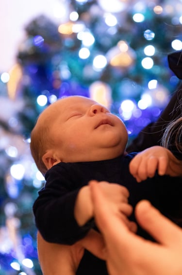 Un bébé dans les bras de son parent