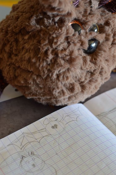 Gros plan sur peluche artisanale montrant texture douce et yeux brillants