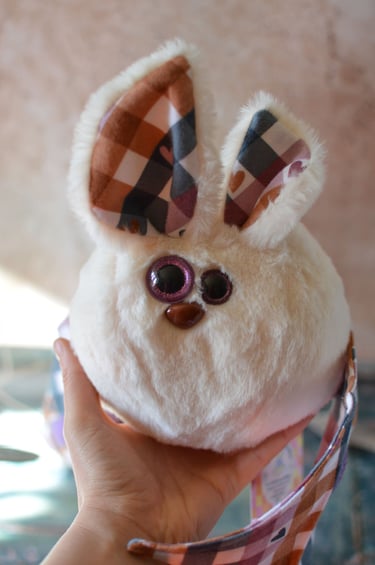 Peluche chauve-souris tenune dans la main