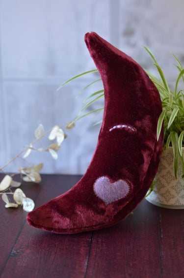Peluche lune amour cousu bordeaux avec cœur cousu, création textile artisanale