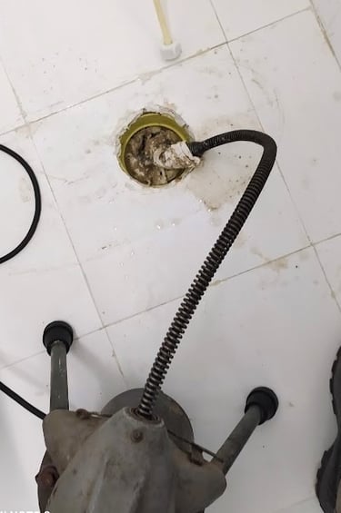 Sonda electrica destapando una cañeria 