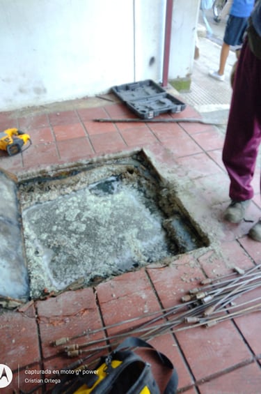 Caja de agua negras totalmente rebosada de grasa