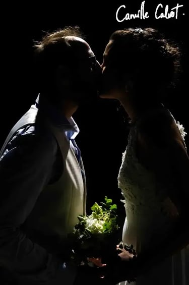 Phographie magnifique des maries avec jeu de lumiere