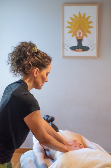 Massage du bas du dos par masseuse