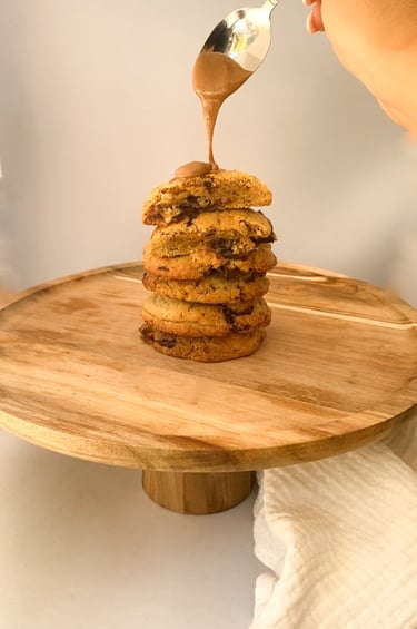 ganache chocolat coulant sur une pile de cookies