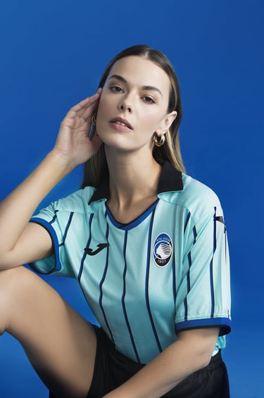 modelo-em-estudio-fotografico-com-fundo-azul-editoial-de-moda-por-Gustavo-Rodrigues