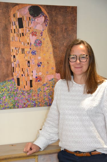 Delphine PORTEAUX devant le tableau de Klimt représentant un couple enlacé. 