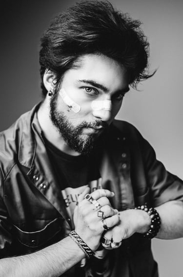 Portrait en photo qui veut en découdre, photo noir et blanc créer par un photographe et vidéaste dans un studio photo à Pau.