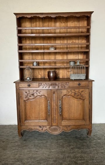 Vaisselier en bois restauré, finition bois naturel éclairci mettant en valeur les détails.