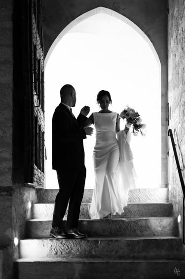 des mariés descendant des escaliers dans un château de mariage