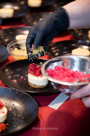 Der Chefkoch dekoriert einen Käsekuchen mit Fruchtkaviar.