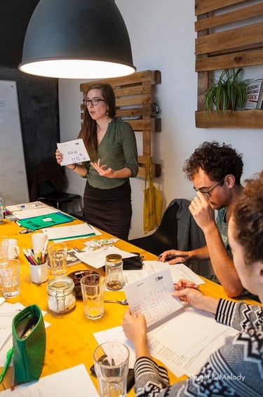 Ein Lehrer hält eine Vorlesung vor Studenten.