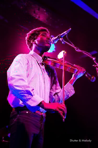 Marques Toliver spielt seine Geige während einer Show im Postbahnhof.