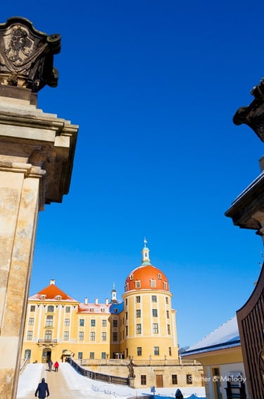 Blick auf Schloss Moritzburg von jenseits des Schlosstors.