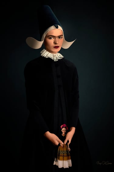 Frida Kahlo tient dans sa main sa poupée barbie