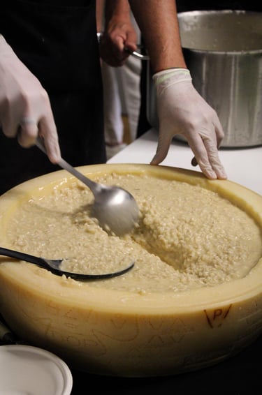 Risotto Gli Aironi mantecato e servito nella forma di Grana Padano