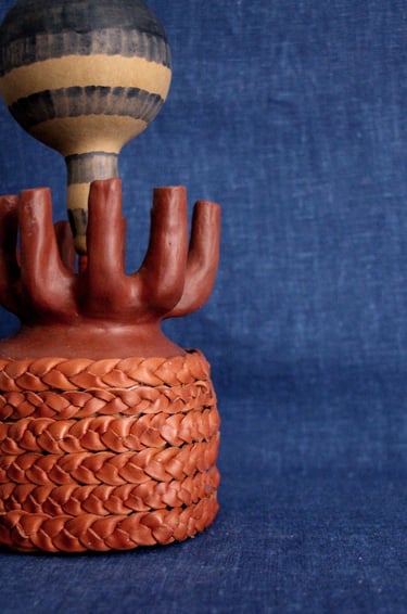 detail sculpture terre et cuir