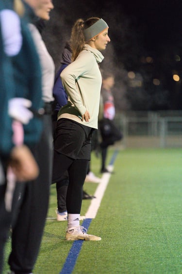 lag Football Training in Zürich: Spielerin der Limmat Lightning beim Aufwärmen vor dem Training.