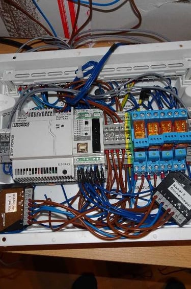 Elektrische Verdrahtung des Sonnenschutzes im Schaltschrank.