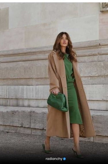 LOOK ELEGANTE COM SOBRETUDO E VESTIDO