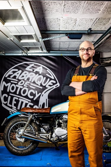 un homme en bleu de travail et en bleu de travail devant une moto