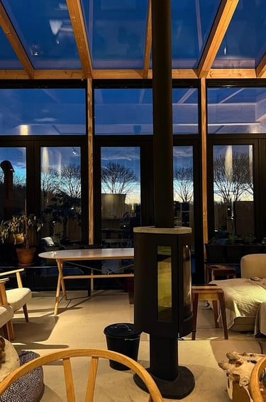 Sala com por so sol da casa sustentável prefabricada em crsoo laminated timber