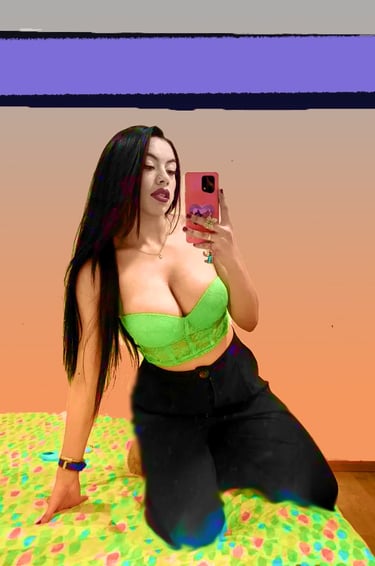una mujer con un sujetador verde y pantalones negros