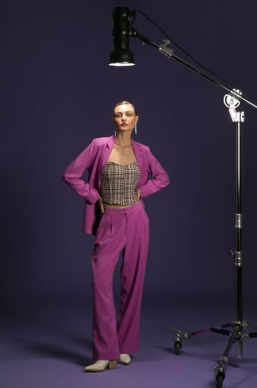 fotografia-de-modelo-em-estudio-fotografico-com-fundo-roxo