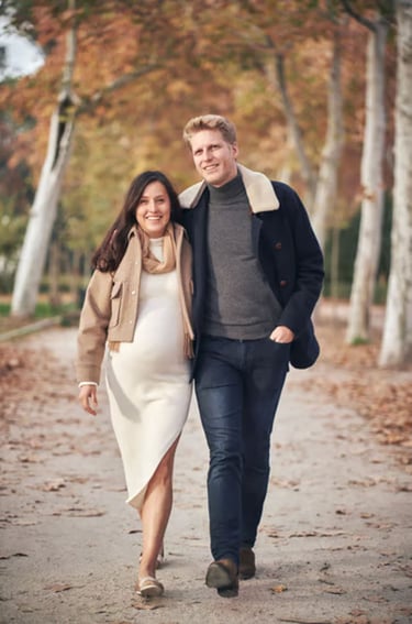 couple marchant main dans la main 