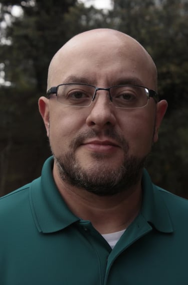 Roberto, who helps travelers and professionals overcome their fear and speak Spanish with confidence.