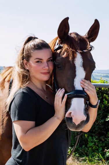 Ponytante mit ihrem eigenen Pferd