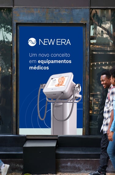 A imagem mostra um outdoor de parede com a identidade visual New Era
