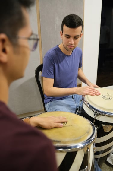 Joven estudiante aprendiendo percusión y congas en monochrome records