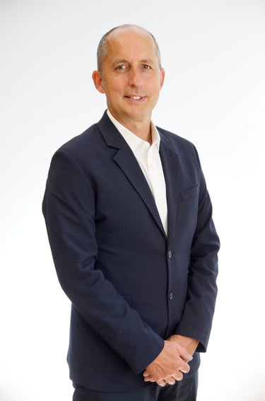 Portrait d'entreprise d'un homme sur fond blanc proposé par un photographe professionnel sur Dijon